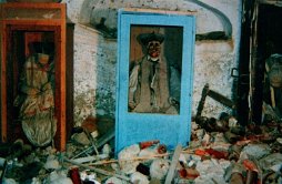 sarcofagi lignei Mummie con relativi abiti dell'epoca, posizionati dentro i loro sarcofagi