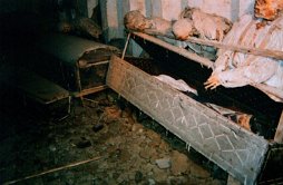 sarcofago in legno Mummie con relativi abiti dell'epoca, posizionati dentro i loro sarcofagi e nelle nicchie delle pareti