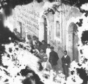 02 Foto di Andrea Algerì, scattata agli inizi del '900, raffigurante la popolazione mentre aspetta l'arrivo di un certo 