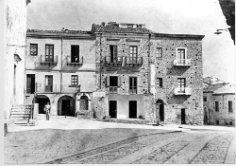 09 Militello Rosmarino Piazza Lodato anni '60. La Loggia non esiste più e anche gli edifici hanno subito qualche modifica.