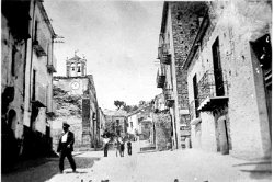 14 via C. Battisti e Via Vitt. Emanuele anni '50, a destra si nota come la Loggia e la chiesa non ci sono più.