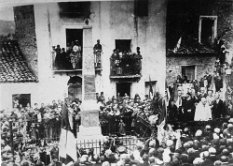 17 Inaugurazione del monumento dei caduti 1923. A destra si nota l'ingresso ad un'ala dell'ex monastero.