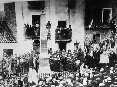 17 Inaugurazione del monumento dei caduti 1923. A destra si nota l'ingresso ad un'ala dell'ex monastero.