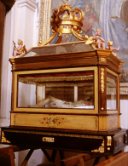 urna Urna lignea del Cristo Morto, realizzata agli inizi del sec. XX dal militellese Dublo. Il Cristo Morto è una patetica cartapesta di ignoto autore palermitano...