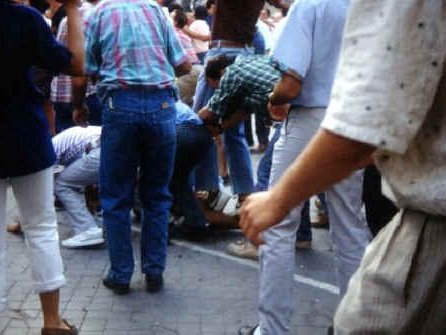 Entrata di San Biagio Tradizionale lancio dei pani di San Biagio. I cucciddati, vengono lanciati tra la folla e ci si lotta per acapparrarsene...