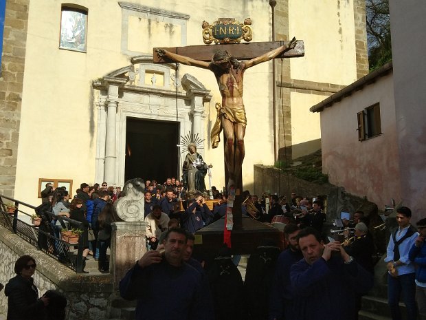 Festività Pasquali Processione di Gesù crocifisso e di Maria Addolorata e processione notturna dell'urna con Gesù morto