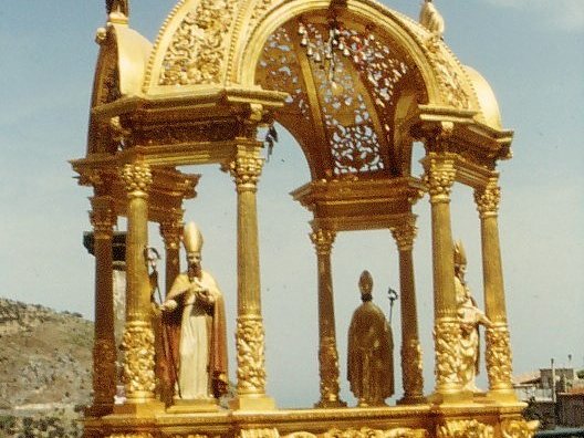 Processione del simulacro di San Biagio Antica processione di San Biagio. Essa si svolge lungo la via principale del paese. Caratteristica è la corsa del santo.