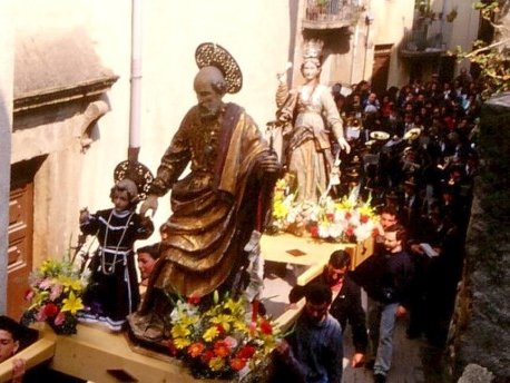 Procession di San Giuseppe e Maria Tradizionale manifestazione religiosa legata anche alla festa del papà. Si svolge a marzo, la prima domenica dopo il 19